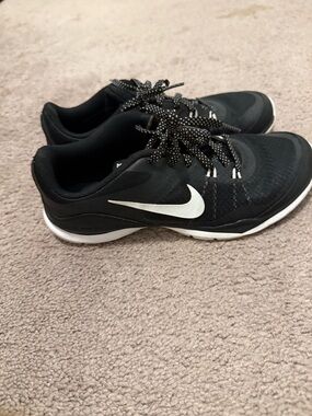 Nike woman’s 7 athletic shoes sneakers
